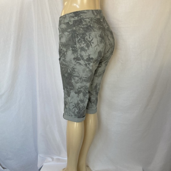 COPY-DEMOCRACY Jeans Green Pattern Print Size 18WP Booty Lift Plus Bermudas NWOT - Picture 7 of 9
